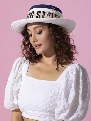 Шляпа женская канотье со средними полями "VNTG Style" Женская летняя шляпа cо средними полями VINTAGE+ выполнена из 100% бумаги. Бумага – это переработанная целлюлоза, из которой изготавливают бумажную пряжу. Модель может регулироваться по размеру с помощью специальной утягивающей ленты, расположенной во внутренней части головного убора. Шляпа имеет популярную форму «КАНОТЬЕ», она отлично держит форму, не мнется и не деформируется при транспортировке, что позволяет нам отказаться от дорогостоящих шляпных коробок и прочей ненужной упаковки. И тем самым максимально сократить цену изделия. , шапки оптом, головные уборы оптом, береты оптом, шапки оптом Москва, шапки оптом Казань, шапки 2018 оптом, шапки 2018 оптом, Женская одежда оптом, свитшоты брюки. Женская трикотажная одежда оптом. трикотажные шапки оптом от производителя, модные шапки оптом, летние шляпы оптом, летние головные уборы оптом, бейсболки оптом, бейсболки стразовые оптом, интернет магазин головных уборов, производство и продажа головных уборов,
шапки оптом от производителя., модные шапки головные уборы оптом Россия, Москва, Казань от производителя. Женская одежда оптом, свитшоты брюки. Женская трикотажная одежда оптом.  Шапки оптом, оптовая продажа, головные уборы оптом, береты оптом, оптовая продажа головных уборов, шапки оптом, шляпки оптом, кепи оптом, шапки оптом Москва, шапки оптом Казань, шапки 2018 оптом, шапки 2018 оптом, трикотажные шапки оптом от производителя, модные шапки оптом, летние шляпы оптом, летние головные уборы оптом, бейсболки оптом, бейсболки стразовые оптом, интернет магазин головных уборов, производство и продажа головных уборов, шапки оптом от производителя.